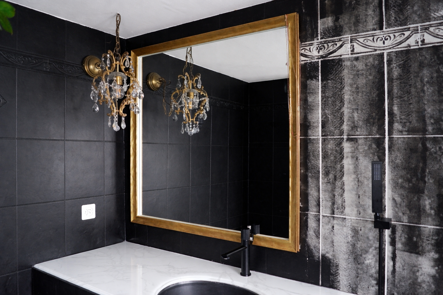 Grand miroir mural encadré doré sur mesure pour salle de bain, réalisation miroiterie.