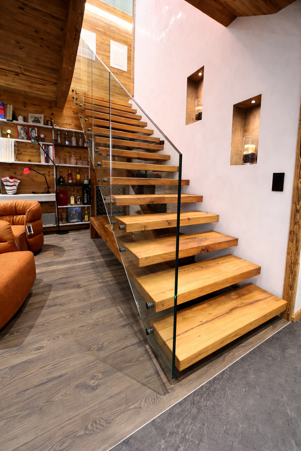 Escalier en bois massif avec garde-corps en verre sécurisé, style chalet contemporain.