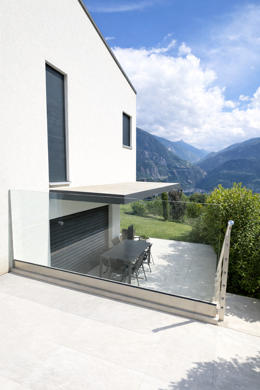 Garde-corps en verre extérieur pour terrasse avec vue panoramique sur les montagnes.