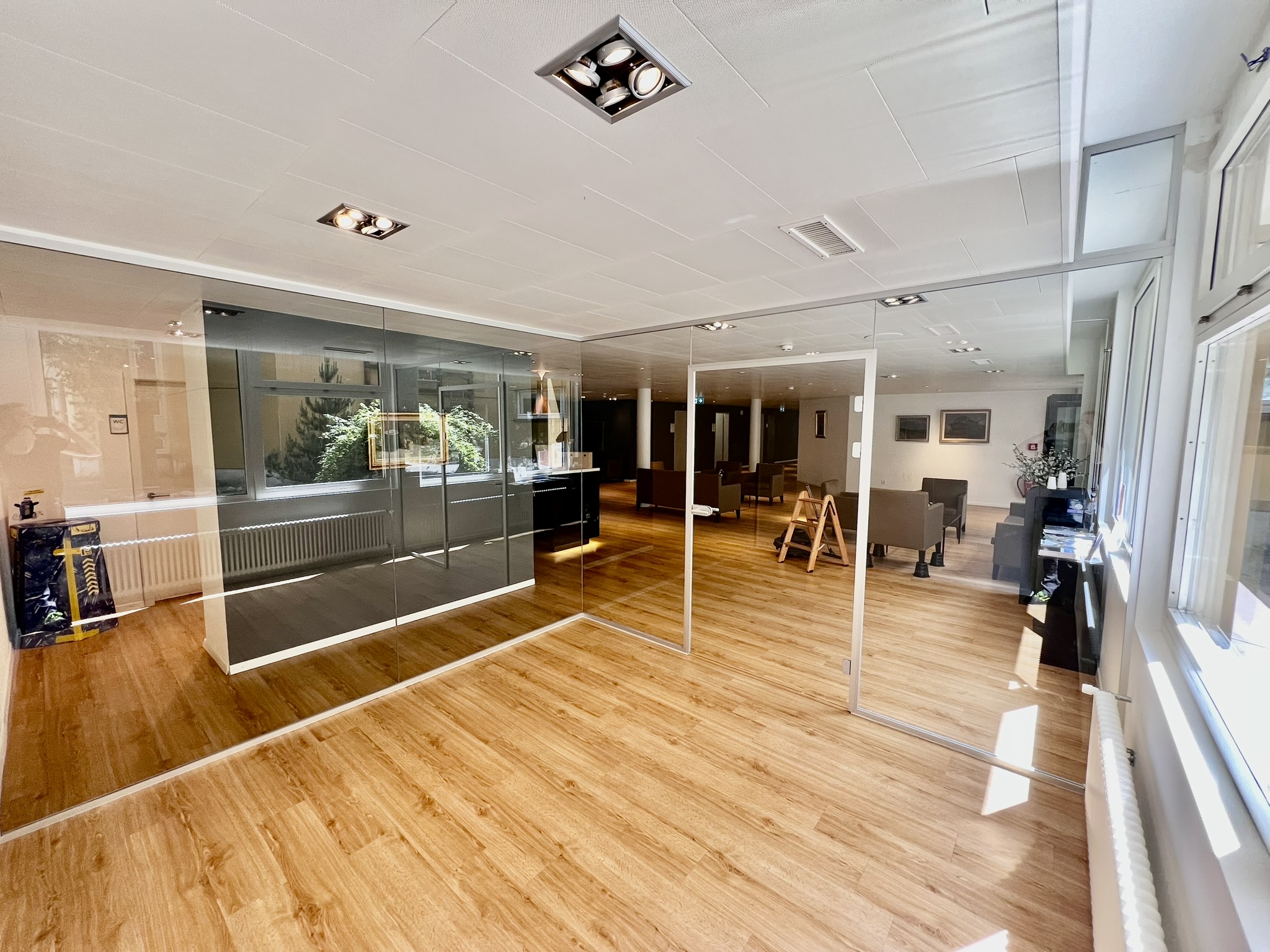 Cloison vitrée intérieure en verre sécurisé pour séparation d’espace professionnel.