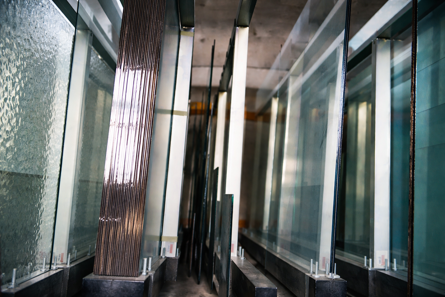 Feuilles de verre en stock dans l’atelier.